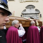 19.09.2017 Kielce. Uroczystości pogrzebowe biskupa Kazimierza Ryczana. Kondukt żałobny od kościoła Trójcy Świętej do Bazyliki Katedralnej / Jarosław Kubalski / Radio Kielce
