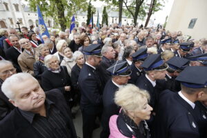 19.09.2017 Kielce. Uroczystości pogrzebowe biskupa Kazimierza Ryczana. Kondukt żałobny od kościoła Trójcy Świętej do Bazyliki Katedralnej / Jarosław Kubalski / Radio Kielce