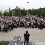 19.09.2017 Kielce. Uroczystości pogrzebowe biskupa Kazimierza Ryczana. Wierni na Placu Jana Pawła II / Jarosław Kubalski / Radio Kielce