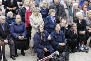 19.09.2017 Kielce. Uroczystości pogrzebowe biskupa Kazimierza Ryczana. Wierni na Placu Jana Pawła II / Jarosław Kubalski / Radio Kielce