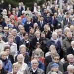 19.09.2017 Kielce. Uroczystości pogrzebowe biskupa Kazimierza Ryczana. Wierni na Placu Jana Pawła II / Jarosław Kubalski / Radio Kielce