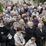 19.09.2017 Kielce. Uroczystości pogrzebowe biskupa Kazimierza Ryczana. Wierni na Placu Jana Pawła II / Jarosław Kubalski / Radio Kielce