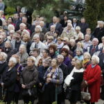 19.09.2017 Kielce. Uroczystości pogrzebowe biskupa Kazimierza Ryczana. Wierni na Placu Jana Pawła II / Jarosław Kubalski / Radio Kielce