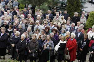 19.09.2017 Kielce. Uroczystości pogrzebowe biskupa Kazimierza Ryczana. Wierni na Placu Jana Pawła II / Jarosław Kubalski / Radio Kielce