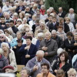 19.09.2017 Kielce. Uroczystości pogrzebowe biskupa Kazimierza Ryczana. Wierni na Placu Jana Pawła II / Jarosław Kubalski / Radio Kielce