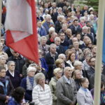 19.09.2017 Kielce. Uroczystości pogrzebowe biskupa Kazimierza Ryczana. Wierni na Placu Jana Pawła II / Jarosław Kubalski / Radio Kielce