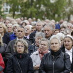 19.09.2017 Kielce. Uroczystości pogrzebowe biskupa Kazimierza Ryczana. Wierni na Placu Jana Pawła II / Jarosław Kubalski / Radio Kielce