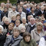 19.09.2017 Kielce. Uroczystości pogrzebowe biskupa Kazimierza Ryczana. Wierni na Placu Jana Pawła II / Jarosław Kubalski / Radio Kielce