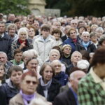 19.09.2017 Kielce. Uroczystości pogrzebowe biskupa Kazimierza Ryczana. Wierni na Placu Jana Pawła II / Jarosław Kubalski / Radio Kielce