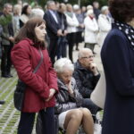 19.09.2017 Kielce. Uroczystości pogrzebowe biskupa Kazimierza Ryczana. Wierni na Placu Jana Pawła II / Jarosław Kubalski / Radio Kielce