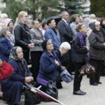 19.09.2017 Kielce. Uroczystości pogrzebowe biskupa Kazimierza Ryczana. Wierni na Placu Jana Pawła II / Jarosław Kubalski / Radio Kielce