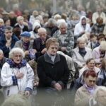 19.09.2017 Kielce. Uroczystości pogrzebowe biskupa Kazimierza Ryczana. Wierni na Placu Jana Pawła II / Jarosław Kubalski / Radio Kielce