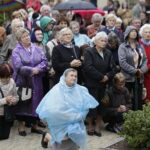 19.09.2017 Kielce. Uroczystości pogrzebowe biskupa Kazimierza Ryczana. Wierni na Placu Jana Pawła II / Jarosław Kubalski / Radio Kielce