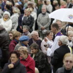 19.09.2017 Kielce. Uroczystości pogrzebowe biskupa Kazimierza Ryczana. Wierni na Placu Jana Pawła II / Jarosław Kubalski / Radio Kielce