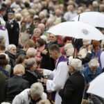 19.09.2017 Kielce. Uroczystości pogrzebowe biskupa Kazimierza Ryczana. Wierni na Placu Jana Pawła II / Jarosław Kubalski / Radio Kielce