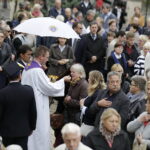 19.09.2017 Kielce. Uroczystości pogrzebowe biskupa Kazimierza Ryczana. Wierni na Placu Jana Pawła II / Jarosław Kubalski / Radio Kielce