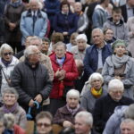 19.09.2017 Kielce. Uroczystości pogrzebowe biskupa Kazimierza Ryczana. Wierni na Placu Jana Pawła II / Jarosław Kubalski / Radio Kielce