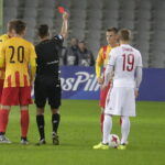 20.09.2017 Kielce. Puchar Polski. Mecz Korona Kielce -  Wisła Kraków. Jakub Żubrowski dostaje czerwona kartkę / Jarosław Kubalski / Radio Kielce