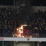 20.09.2017 Kielce. Puchar Polski. Mecz Korona Kielce -  Wisła Kraków. Kibice Korony palą szaliki Wisły / Jarosław Kubalski / Radio Kielce