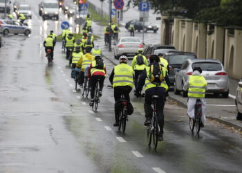 23.09.2017 Kielce. Pielgrzymka rowerowa na  Święty Krzyż wyrusza z Placu Jana Pawła II / Jarosław Kubalski / Radio Kielce