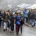 23.09.2017 Święty Krzyż. XVIII Świętokrzyski Rajd Pielgrzymkowy dotarł pod klasztor, gdzie na błoniach odprawiona została msza święta / Jarosław Kubalski / Radio Kielce