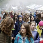 23.09.2017 Święty Krzyż. XVIII Świętokrzyski Rajd Pielgrzymkowy dotarł pod klasztor, gdzie na błoniach odprawiona została msza święta / Jarosław Kubalski / Radio Kielce