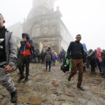 23.09.2017 Święty Krzyż. XVIII Świętokrzyski Rajd Pielgrzymkowy dotarł pod klasztor, gdzie na błoniach odprawiona została msza święta / Jarosław Kubalski / Radio Kielce