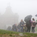 23.09.2017 Święty Krzyż. XVIII Świętokrzyski Rajd Pielgrzymkowy dotarł pod klasztor, gdzie na błoniach odprawiona została msza święta / Jarosław Kubalski / Radio Kielce