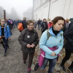 23.09.2017 Święty Krzyż. XVIII Świętokrzyski Rajd Pielgrzymkowy dotarł pod klasztor, gdzie na błoniach odprawiona została msza święta / Jarosław Kubalski / Radio Kielce