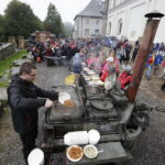 23.09.2017 Święty Krzyż. XVIII Świętokrzyski Rajd Pielgrzymkowy dotarł pod klasztor, gdzie na błoniach odprawiona została msza święta / Jarosław Kubalski / Radio Kielce