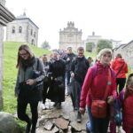 23.09.2017 Święty Krzyż. XVIII Świętokrzyski Rajd Pielgrzymkowy dotarł pod klasztor, gdzie na błoniach odprawiona została msza święta / Jarosław Kubalski / Radio Kielce