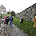 23.09.2017 Święty Krzyż. XVIII Świętokrzyski Rajd Pielgrzymkowy dotarł pod klasztor, gdzie na błoniach odprawiona została msza święta / Jarosław Kubalski / Radio Kielce