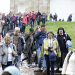 23.09.2017 Święty Krzyż. XVIII Świętokrzyski Rajd Pielgrzymkowy dotarł pod klasztor, gdzie na błoniach odprawiona została msza święta / Jarosław Kubalski / Radio Kielce