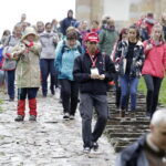 23.09.2017 Święty Krzyż. XVIII Świętokrzyski Rajd Pielgrzymkowy dotarł pod klasztor, gdzie na błoniach odprawiona została msza święta / Jarosław Kubalski / Radio Kielce