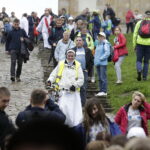 23.09.2017 Święty Krzyż. XVIII Świętokrzyski Rajd Pielgrzymkowy dotarł pod klasztor, gdzie na błoniach odprawiona została msza święta / Jarosław Kubalski / Radio Kielce