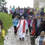 23.09.2017 Święty Krzyż. XVIII Świętokrzyski Rajd Pielgrzymkowy dotarł pod klasztor, gdzie na błoniach odprawiona została msza święta / Jarosław Kubalski / Radio Kielce