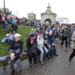 23.09.2017 Święty Krzyż. XVIII Świętokrzyski Rajd Pielgrzymkowy dotarł pod klasztor, gdzie na błoniach odprawiona została msza święta / Jarosław Kubalski / Radio Kielce