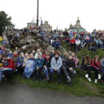 23.09.2017 Święty Krzyż. XVIII Świętokrzyski Rajd Pielgrzymkowy dotarł pod klasztor, gdzie na błoniach odprawiona została msza święta / Jarosław Kubalski / Radio Kielce
