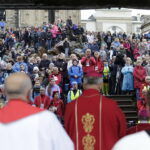 23.09.2017 Święty Krzyż. XVIII Świętokrzyski Rajd Pielgrzymkowy dotarł pod klasztor, gdzie na błoniach odprawiona została msza święta / Jarosław Kubalski / Radio Kielce