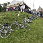 23.09.2017 Święty Krzyż. XVIII Świętokrzyski Rajd Pielgrzymkowy dotarł pod klasztor, gdzie na błoniach odprawiona została msza święta / Jarosław Kubalski / Radio Kielce