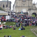 23.09.2017 Święty Krzyż. XVIII Świętokrzyski Rajd Pielgrzymkowy dotarł pod klasztor, gdzie na błoniach odprawiona została msza święta / Jarosław Kubalski / Radio Kielce