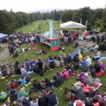 23.09.2017 Święty Krzyż. XVIII Świętokrzyski Rajd Pielgrzymkowy dotarł pod klasztor, gdzie na błoniach odprawiona została msza święta / Jarosław Kubalski / Radio Kielce