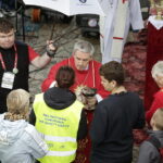 23.09.2017 Święty Krzyż. XVIII Świętokrzyski Rajd Pielgrzymkowy dotarł pod klasztor, gdzie na błoniach odprawiona została msza święta / Jarosław Kubalski / Radio Kielce