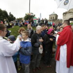 23.09.2017 Święty Krzyż. XVIII Świętokrzyski Rajd Pielgrzymkowy dotarł pod klasztor, gdzie na błoniach odprawiona została msza święta / Jarosław Kubalski / Radio Kielce