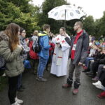 23.09.2017 Święty Krzyż. XVIII Świętokrzyski Rajd Pielgrzymkowy dotarł pod klasztor, gdzie na błoniach odprawiona została msza święta / Jarosław Kubalski / Radio Kielce