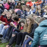 23.09.2017 Święty Krzyż. XVIII Świętokrzyski Rajd Pielgrzymkowy dotarł pod klasztor, gdzie na błoniach odprawiona została msza święta / Jarosław Kubalski / Radio Kielce