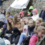 23.09.2017 Święty Krzyż. XVIII Świętokrzyski Rajd Pielgrzymkowy dotarł pod klasztor, gdzie na błoniach odprawiona została msza święta / Jarosław Kubalski / Radio Kielce