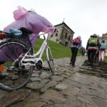 23.09.2017 Święty Krzyż. XVIII Świętokrzyski Rajd Pielgrzymkowy dotarł pod klasztor, gdzie na błoniach odprawiona została msza święta / Jarosław Kubalski / Radio Kielce