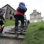 23.09.2017 Święty Krzyż. XVIII Świętokrzyski Rajd Pielgrzymkowy dotarł pod klasztor, gdzie na błoniach odprawiona została msza święta / Jarosław Kubalski / Radio Kielce