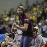 Kielce. Mecz 2. kolejki Ligi Mistrzów PGE Vive - THW Kiel. Domagoj Duvnjak, II trener THW Kiel / Jarosław Kubalski / Radio Kielce